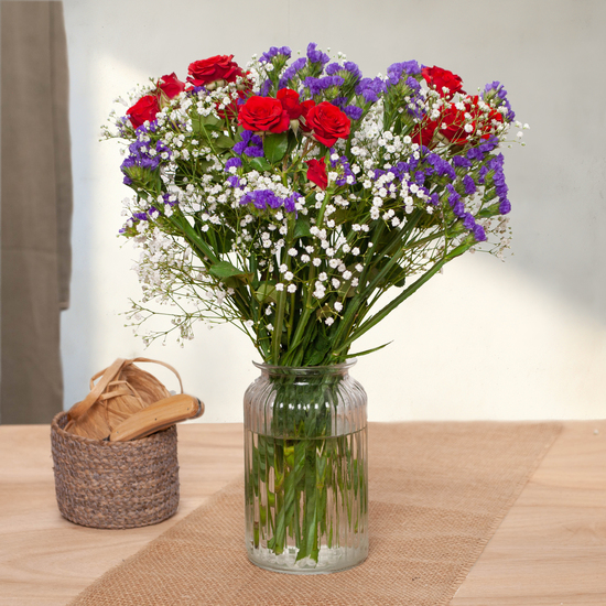 Bouquet Cocorico tricolore fleurs rouges blanches violettes création artisanale livrée par 123fleurs via bloomyrama