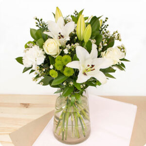 Bouquet Céleste de lys blancs et roses blanches, élégant bouquet longues tiges, création florale 123fleurs, disponible sur bloomyrama.