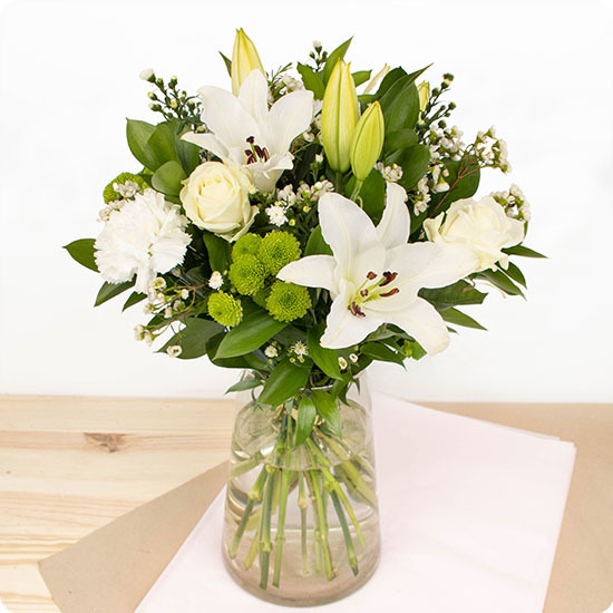 Bouquet Céleste de lys blancs et roses blanches, élégant bouquet longues tiges, création florale 123fleurs, disponible sur bloomyrama.