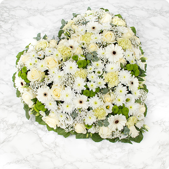 Cœur de deuil Eternel avec roses blanches, chrysanthèmes Bonni, Germini et Gypsophile livré par 123fleurs vu sur le comparateur de fleurs bloomyrama