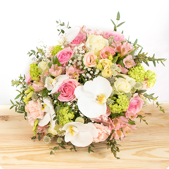 Bouquet Ôde avec orchidées et roses dans des teintes blanches et roses, livré par 123fleurs vu sur le comparateur de fleurs bloomyrama
