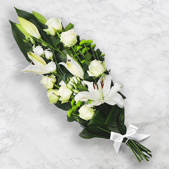 Bouquet Serena livré par 123fleurs fleurs blanches et vertes avec lys roses et feuillage trouvé sur le comparateur de fleurs bloomyrama