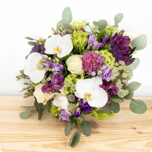 Bouquet Parfum Sauvage livré par 123fleurs avec orchidées blanches et roses, fleurs de saison, trouvé sur le comparateur de fleurs bloomyrama