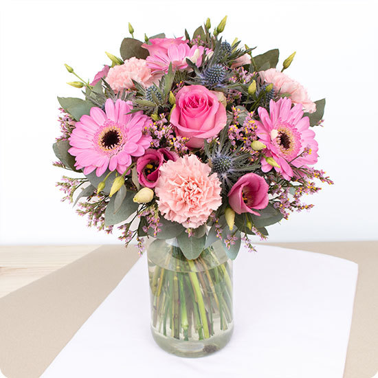 Bouquet Candy livré par 123fleurs avec roses roses et chardons, option bulle d'eau, trouvé sur le comparateur de fleurs bloomyrama