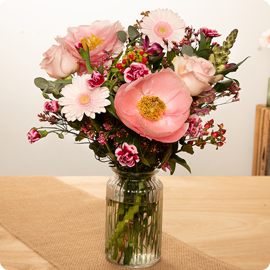 bouquet avec pivoine alstroemerias germinis et eucalyptus dans les tons mauve et rose 123fleurs disponible sur le comparateur bloomyrama