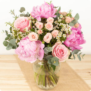 Bouquet Rêve en Rose avec pivoines roses et roses branchues et eucalyptus livré par 123fleurs vu sur le comparateur bloomyrama