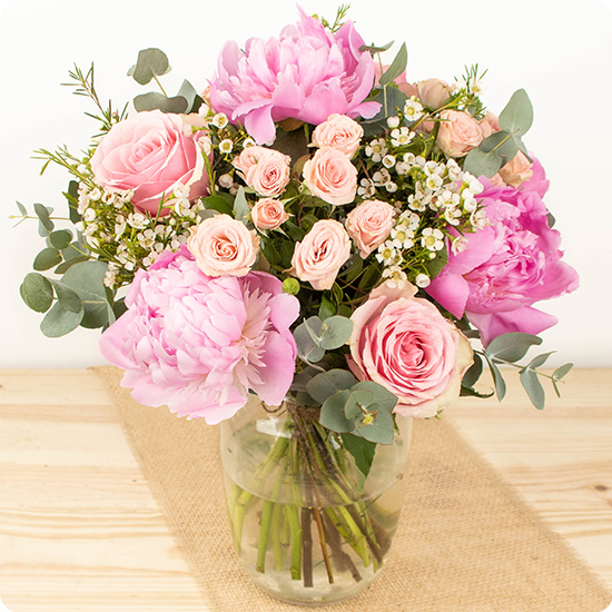 Bouquet Rêve en Rose avec pivoines roses et roses branchues et eucalyptus livré par 123fleurs vu sur le comparateur bloomyrama