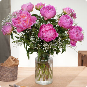 Bouquet Amour de Pivoines avec pivoines fuchsia et gypsophile livré par 123fleurs vu sur le comparateur de fleurs bloomyrama