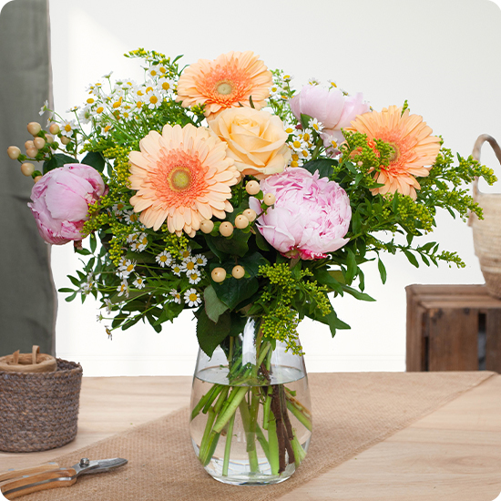 Bouquet Soleil de Pivoine avec pivoines roses roses pêche et germinis orange livré par 123fleurs vu sur le comparateur bloomyrama