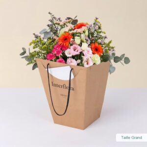 Bouquet multicolore avec sac cadeau kraft par Interflora disponible sur le comparateur bloomyrama