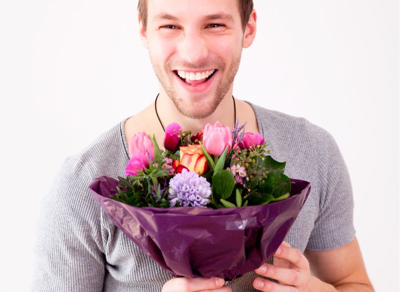 Offrir des fleurs à un homme geste tendre bloomyrama comparateur