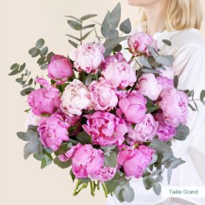 Bouquet de pivoines roses avec eucalyptus par Interflora disponible sur le comparateur bloomyrama