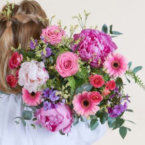 Bouquet rose et violet avec pivoines et roses par Interflora disponible sur le comparateur bloomyrama