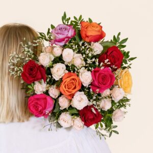 Bouquet de roses branchues multicolores par Interflora disponible sur le comparateur bloomyrama