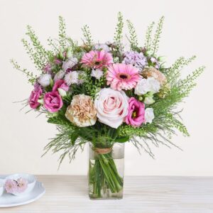 Bouquet rose avec vase offert par Interflora disponible sur le comparateur bloomyrama