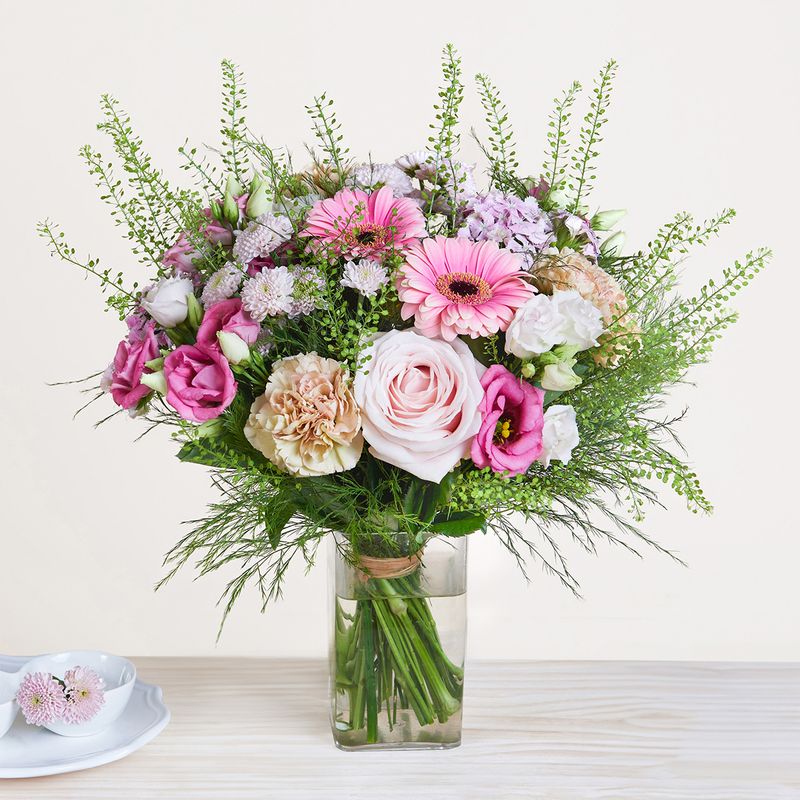 Bouquet rose avec vase offert par Interflora disponible sur le comparateur bloomyrama