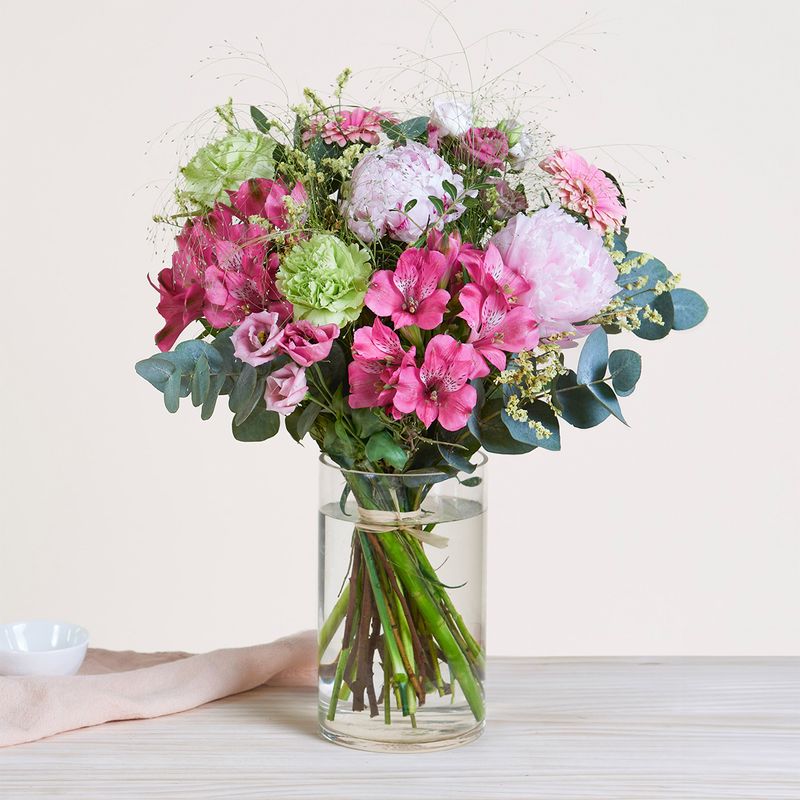 Boquet nuage de tendresse avec pivoines germinis lisianthus oeillet et eucalyptus vu sur le comparateur bloomyrama
