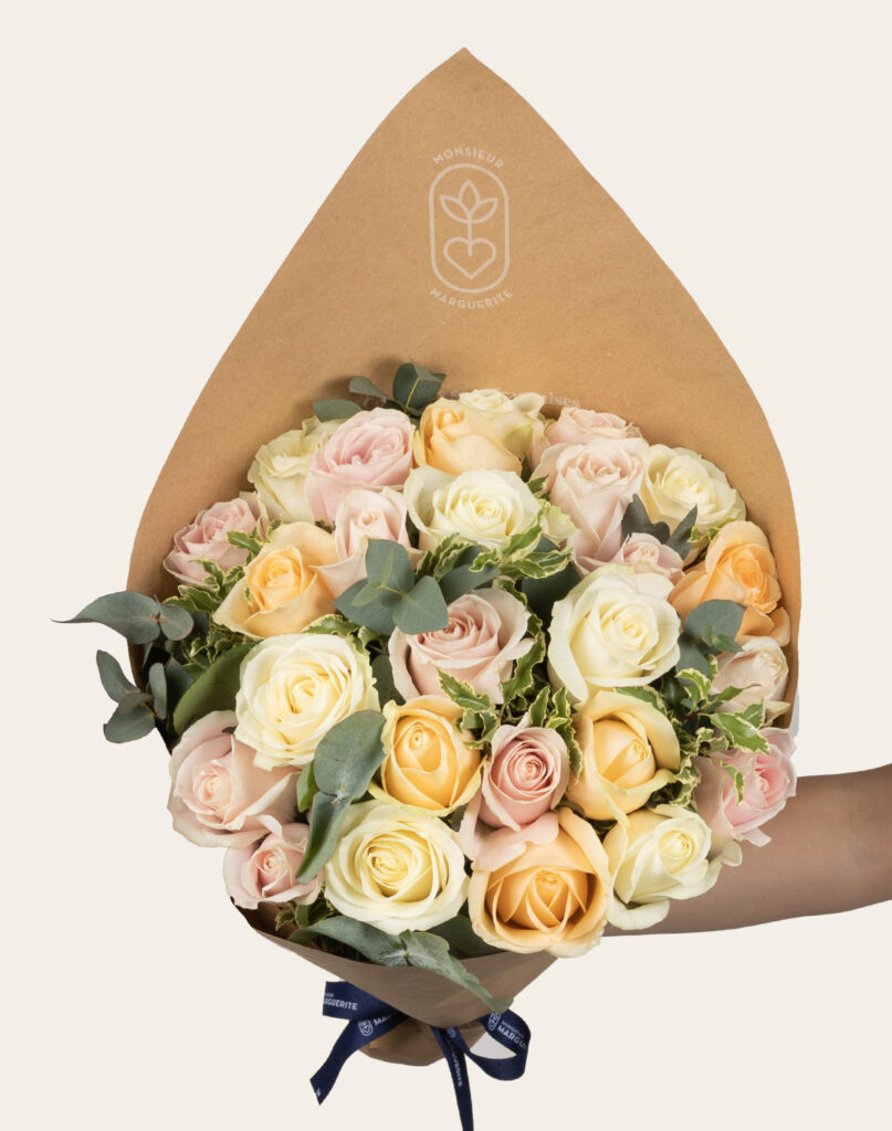 bouquet de roses multicolores gros boutons avec feuillage monsieur marguerite comparateur bloomyrama