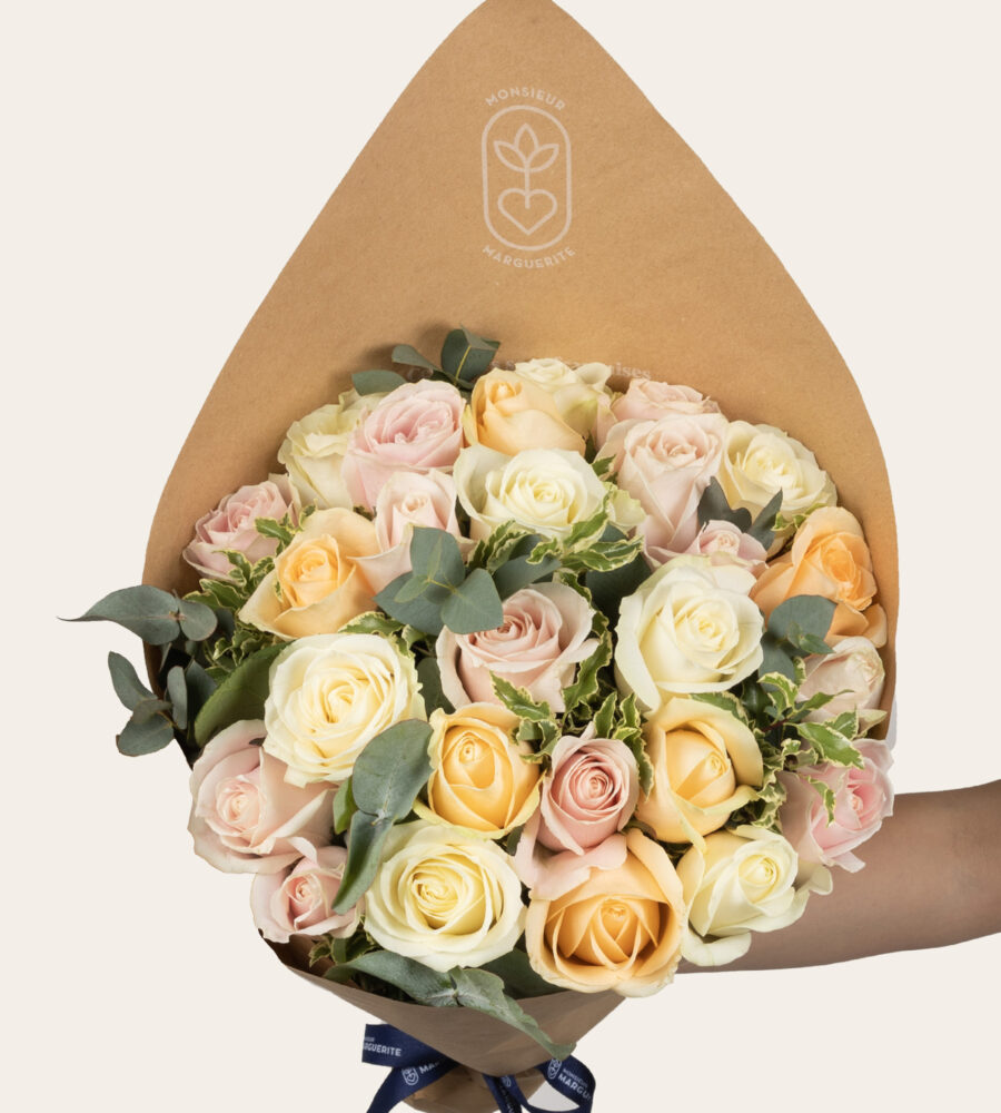 bouquet de roses multicolores gros boutons avec feuillage monsieur marguerite comparateur bloomyrama