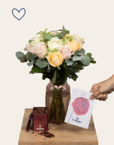 bouquet roses multicolores infusion et carte je t aime vu sur le comparateur bloomyrama