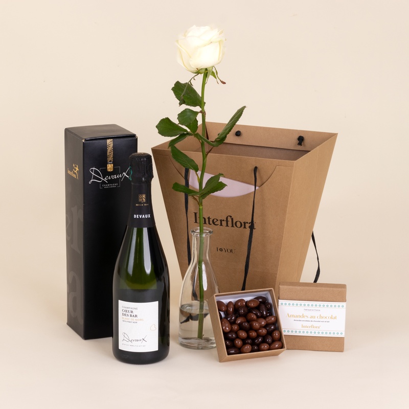 Instant festif pack rose blanche champagne chocolats livré par Interflora comparateur de fleurs bloomyrama