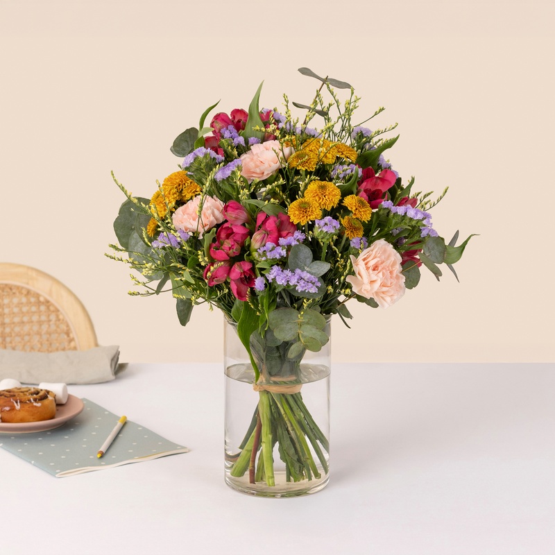 bouquet éclat coloré alstroemerias statice eucalyptus couleurs vives interflora disponible sur le comparateur bloomyrama