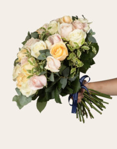 bouquet de roses multicolores gros boutons avec feuillage monsieur marguerite vu sur le comparateur bloomyrama