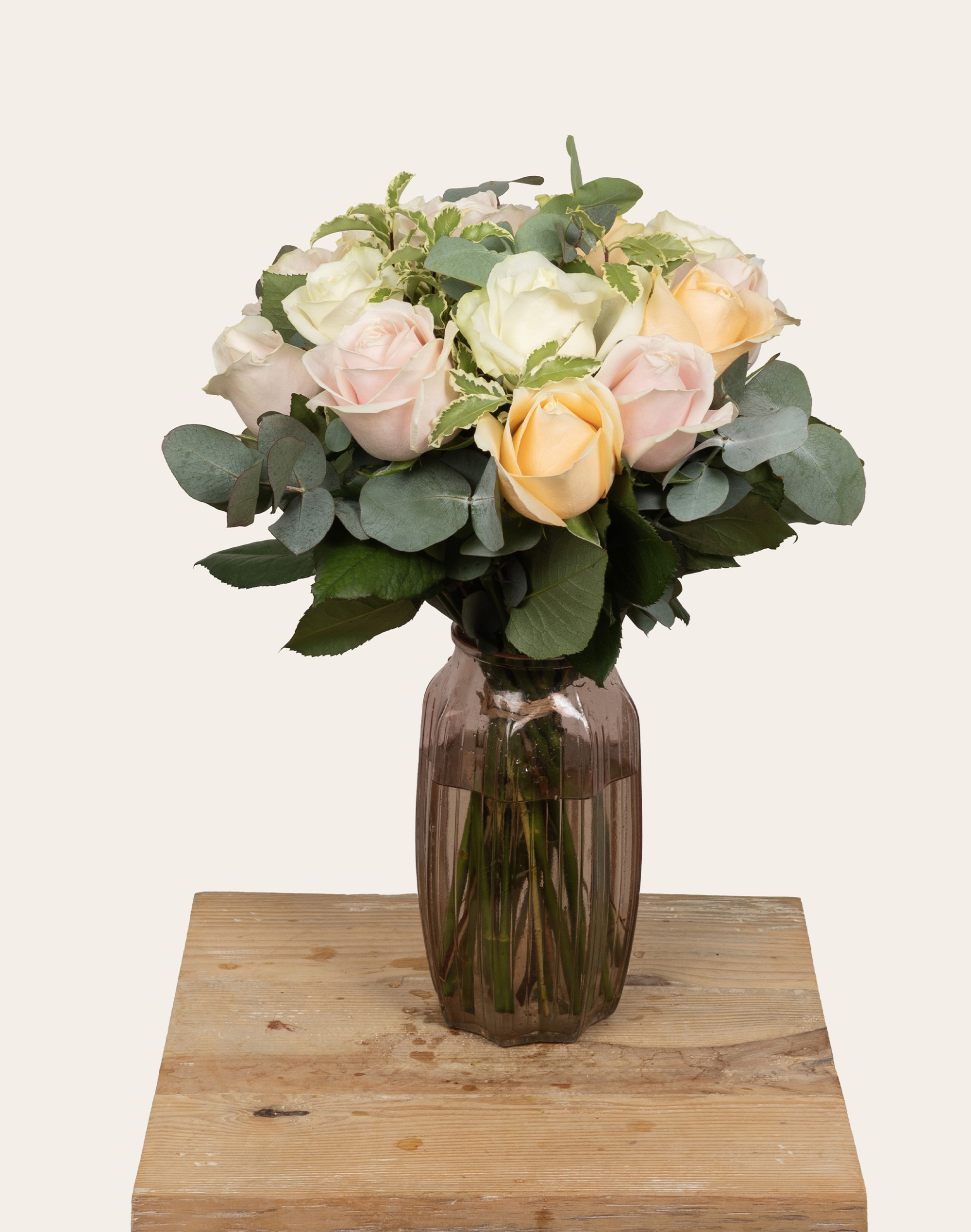 bouquet de roses multicolores avec pralines vase rose et carte je t aime comparateur bloomyrama