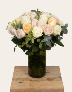 bouquet de roses multicolores vase gros boutons avec feuillage monsieur marguerite vu sur le comparateur bloomyrama