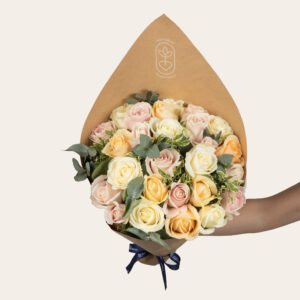 bouquet de roses multicolores gros boutons avec feuillage monsieur marguerite vu sur bloomyrama