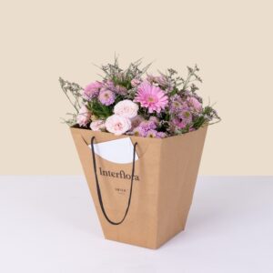 Bouquet rose pastel avec roses et germinis Interflora dans sac cadeau écoresponsable disponible sur bloomyrama