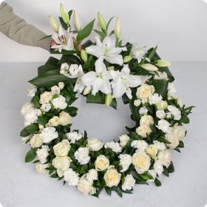 Couronne de fleurs pour deuil Pour toujours lys roses blanc 123fleurs bloomyrama
