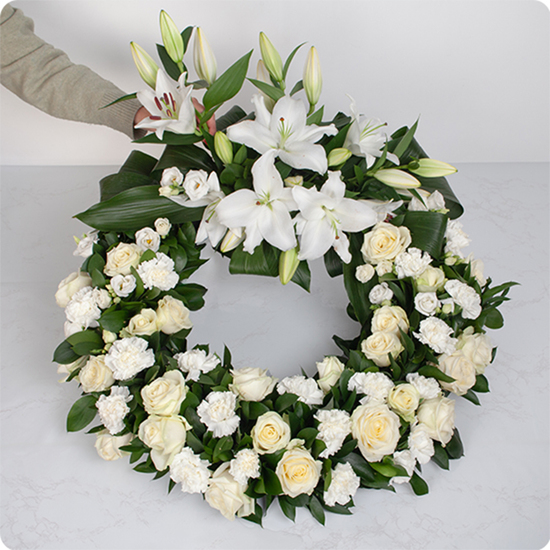 Couronne de fleurs pour deuil Pour toujours lys roses blanc 123fleurs bloomyrama