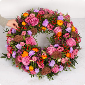 Couronne de deuil colorée roses renoncules 123fleurs bloomyrama