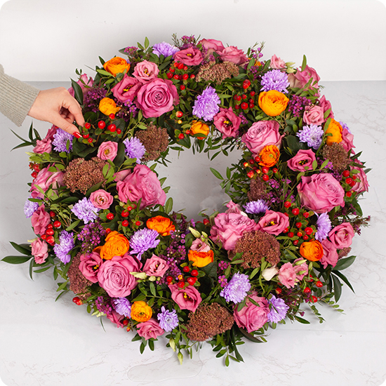 Couronne de deuil colorée roses renoncules 123fleurs bloomyrama