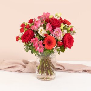 Bouquet Amour Floral Interflora avec roses rouges et lisianthus disponible sur le comparateur bloomyrama