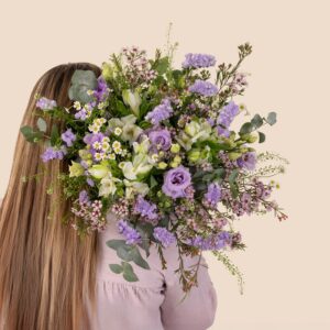 bouquet myrtille parme blanc fleurs champêtres fraîches et eucalyptus interflora vu sur le comparateur bloomyrama