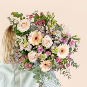 bouquet pastel champêtre fleurs fraîches douces saumon et rose interflora vu sur le comparateur bloomyrama