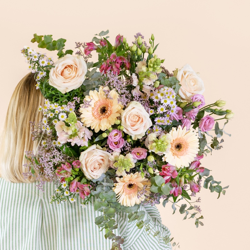 bouquet pastel champêtre fleurs fraîches douces saumon et rose interflora vu sur le comparateur bloomyrama