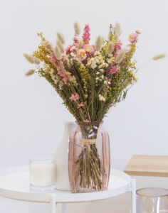 Bouquet fleurs séchées rose et crème Monsieur Marguerite comparateur fleurs bloomyrama