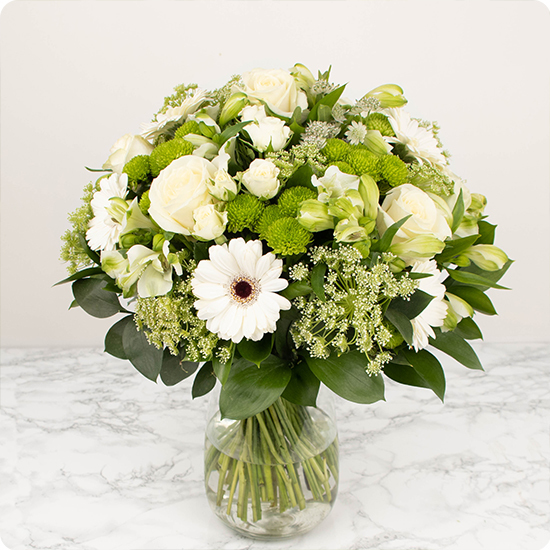 Bouquet pensée deuil avec roses blanches et santini verts disponible sur le comparateur bloomyrama