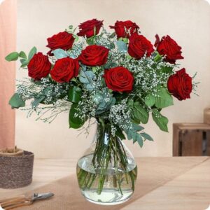 bouquet mon amour roses rouges et feuillage avec eucalyptus et liminium 123fleurs disponible sur le comparateur bloomyrama