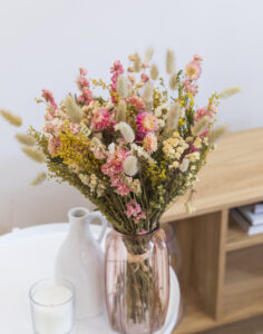 Bouquet vase fleurs séchées rose et crème Monsieur Marguerite comparateur de fleurs bloomyrama