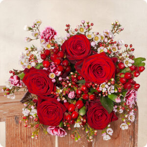 bouquet charme 123fleurs avec roses rouges wax blanc baies rouges et feuillage élégant disponible sur le comparateur bloomyrama