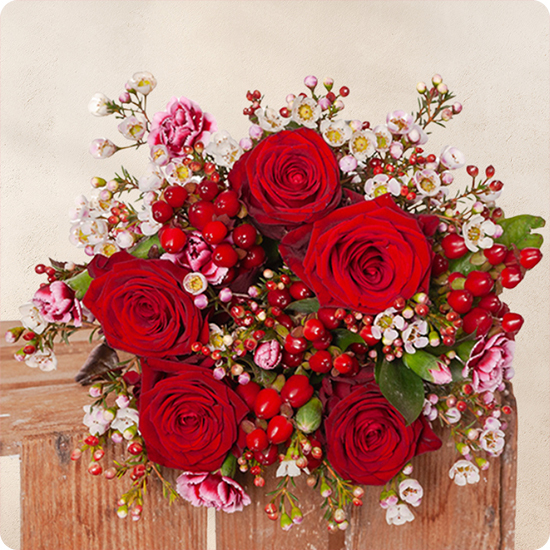 bouquet charme 123fleurs avec roses rouges wax blanc baies rouges et feuillage élégant disponible sur le comparateur bloomyrama