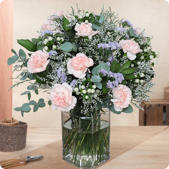 bouquet bienvenue avec oeillets roses statice lavande hypericum blanc et eucalyptus 123fleurs disponible sur le comparateur bloomyrama