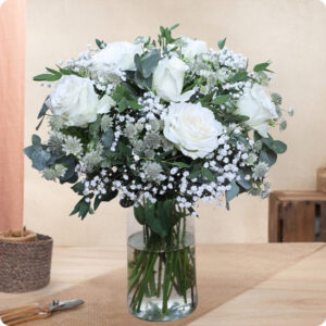 bouquet imperial roses blanches 123fleurs disponible sur le comparateur bloomyrama