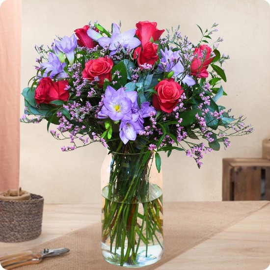 bouquet cherry 123fleurs roses rouges freesias violets fleurs éclatantes disponible sur bloomyrama