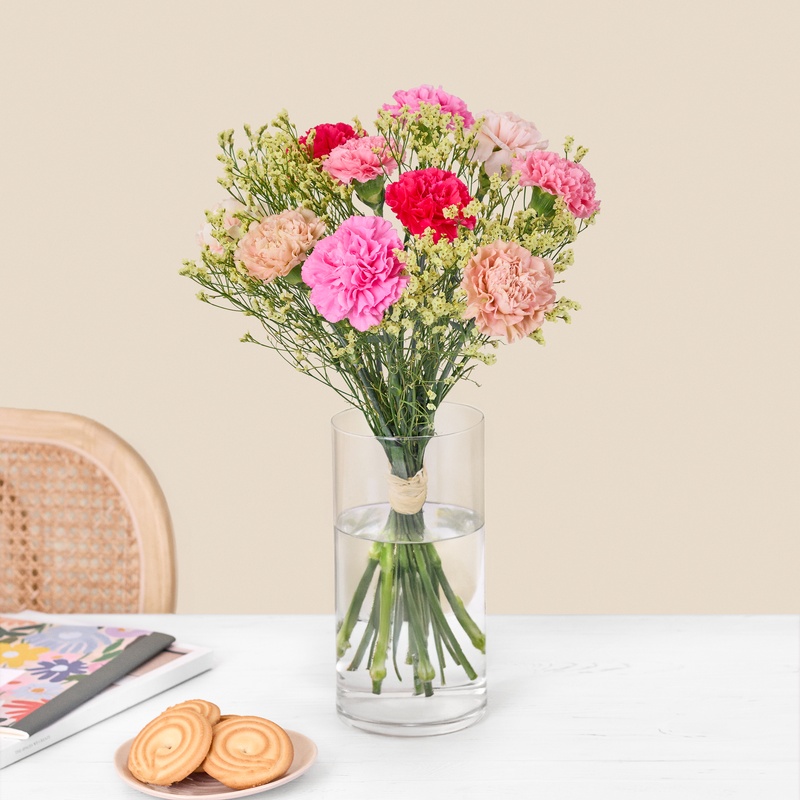 Bouquet oeillets roses pastel avec limonium interflora disponible sur le comparateur bloomyrama
