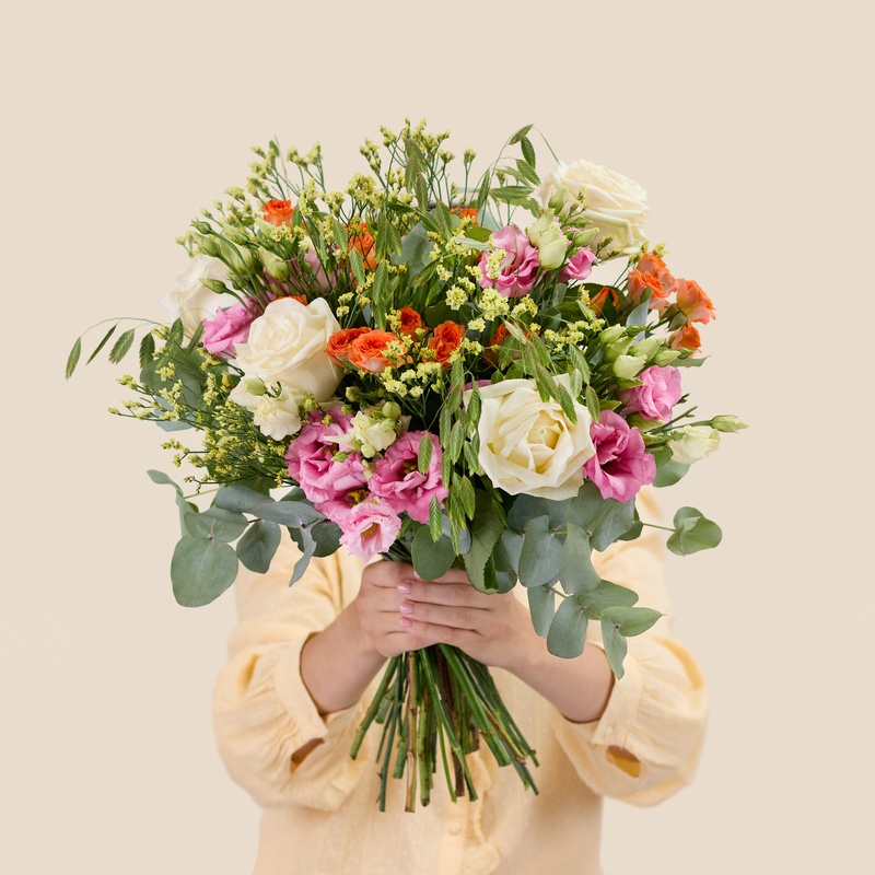 Bouquet lumière matinale prestige roses lisianthus eucalyptus livraison Interflora bloomyrama